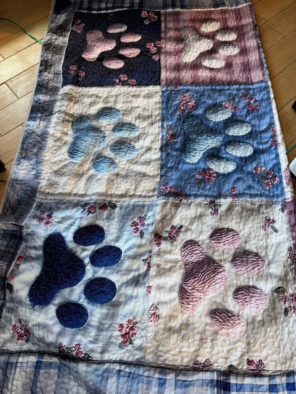 Patchwork Paw Print Quilt/Bedspread 2 Pillow Cases Pet Lover’s Gift